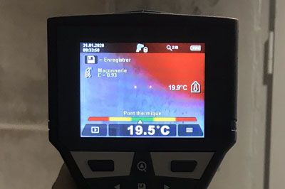 Termodetector con ajuste de emisividad del material medido (pared)
