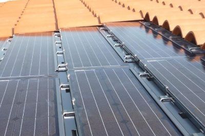 Cubierta en tejas fotovoltaicas – fuente: Edilians