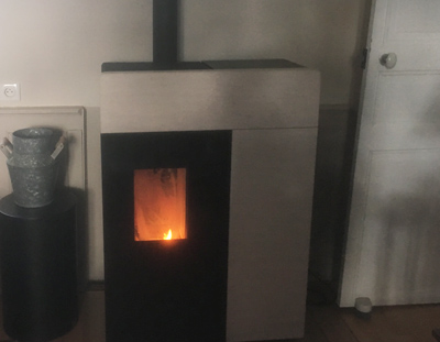 Heating with a wood pellet stove that radiates directly into the room