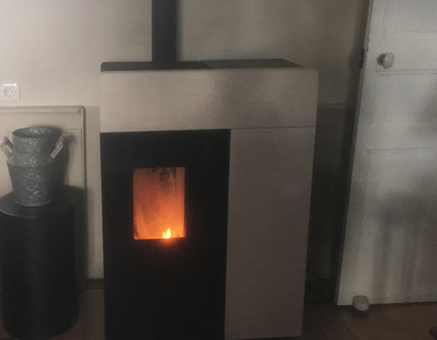 rayonnement poele a bois Riscaldamento con stufa a pellet di legno che irradia direttamente nella stanza